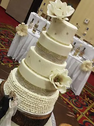 Gold-trimmed round tiers with white flowers